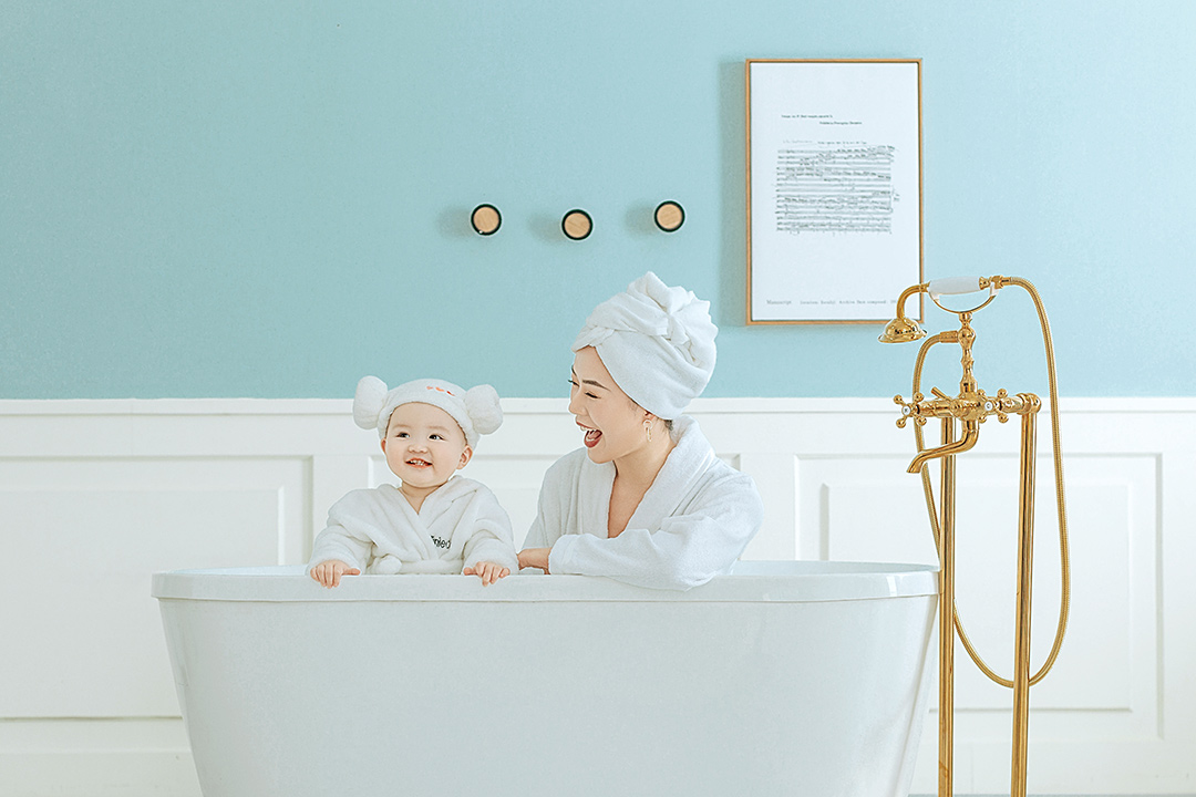 white-bathrobe_成都儿童照照，儿童艺术照；亲子照；母子照；亲子全家福
