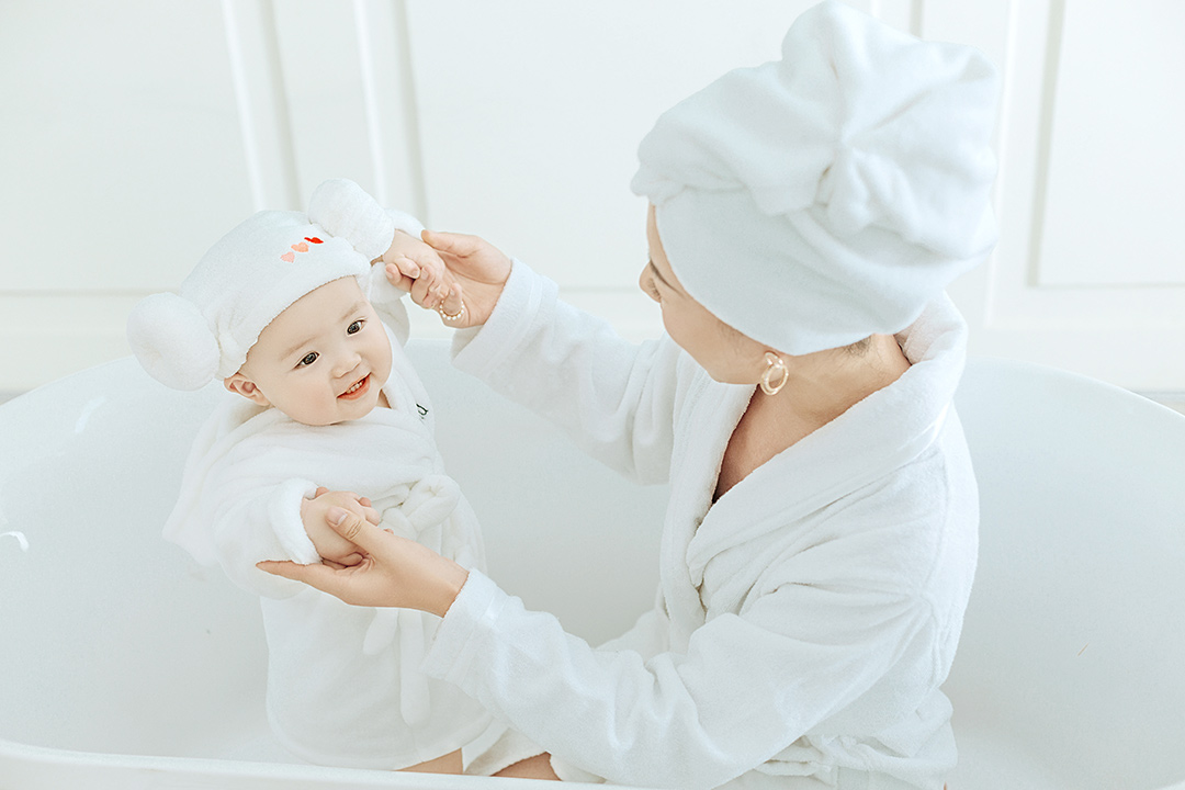 white-bathrobe_成都儿童照照，儿童艺术照；亲子照；母子照；亲子全家福