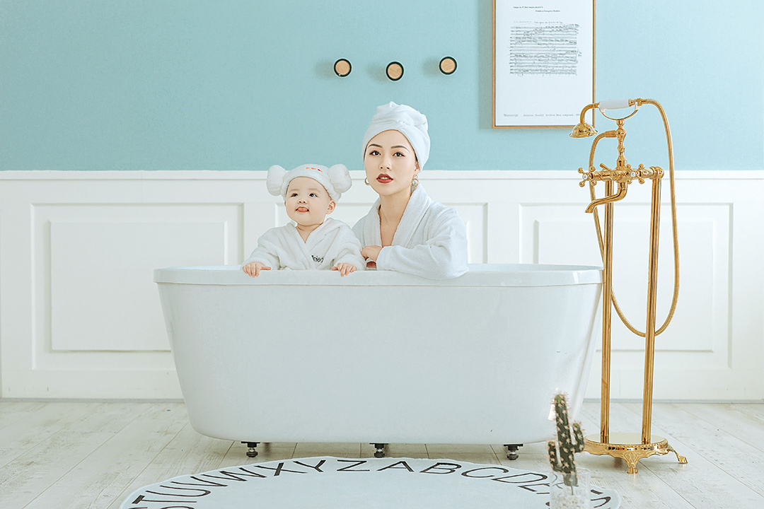 white-bathrobe_成都儿童照照，儿童艺术照；亲子照；母子照；亲子全家福
