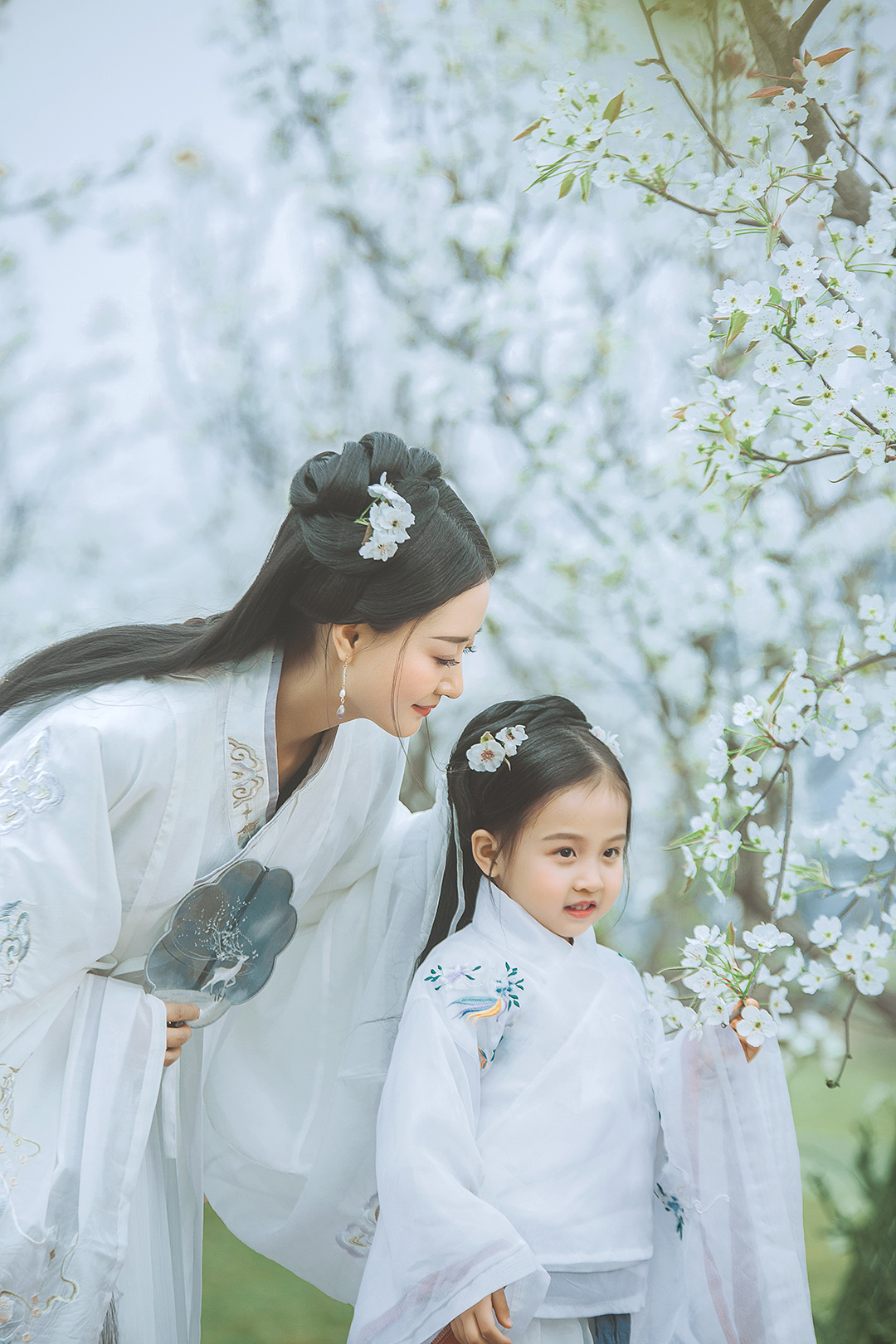 梨花颂_成都儿童照照，儿童艺术照；亲子照；母子照；亲子全家福；古装照；汉服写真