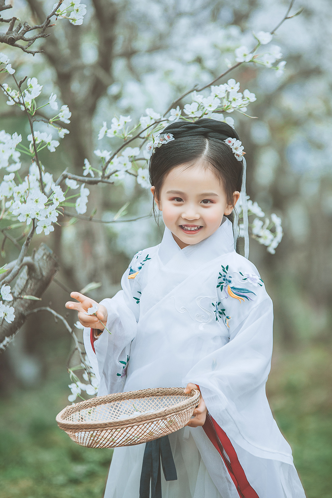 梨花颂_成都儿童照照，儿童艺术照；亲子照；母子照；亲子全家福；古装照；汉服写真