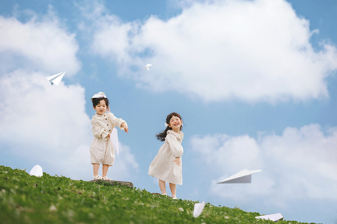 童年的纸飞机_宝宝照，百天照，儿童照，生日照