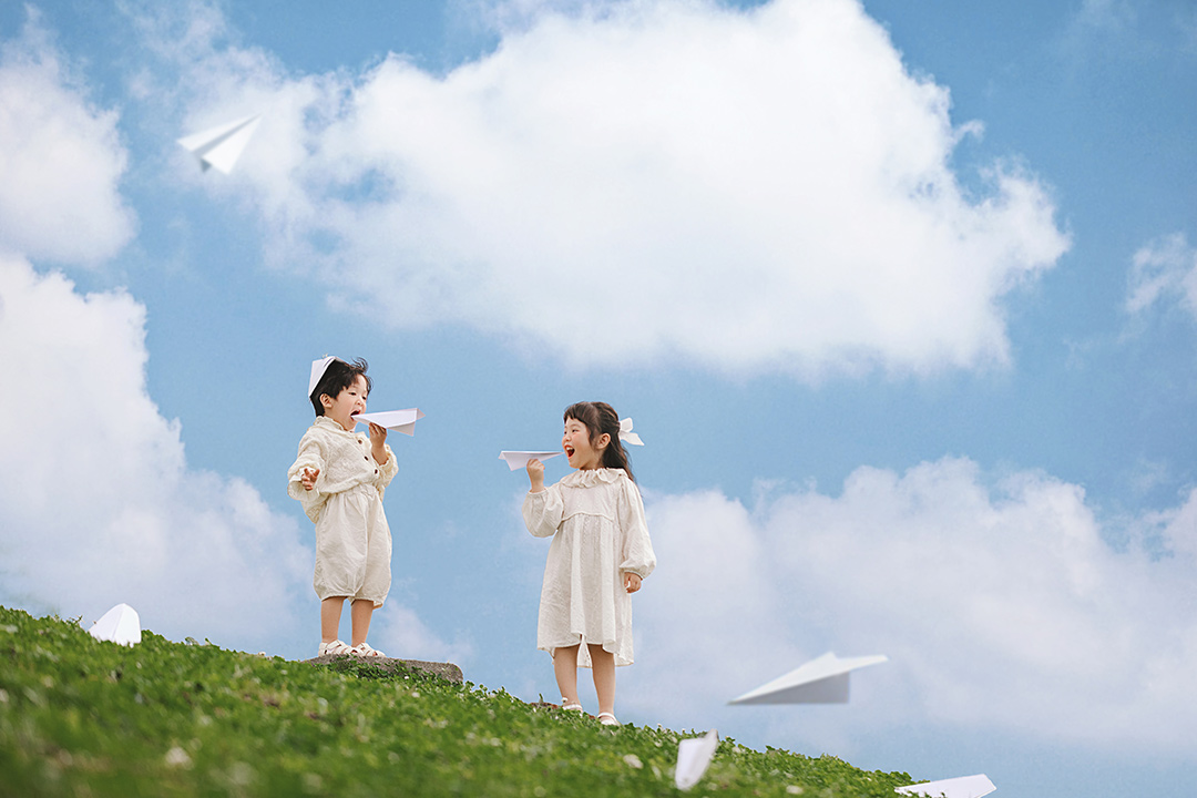 童年的纸飞机_宝宝照，百天照，儿童照，生日照