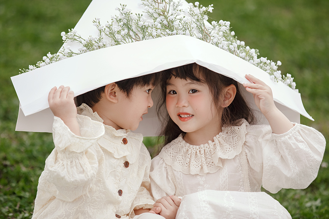 童年的纸飞机_宝宝照，百天照，儿童照，生日照