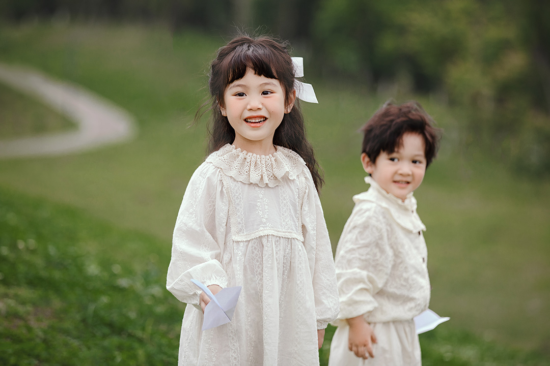 童年的纸飞机_宝宝照，百天照，儿童照，生日照