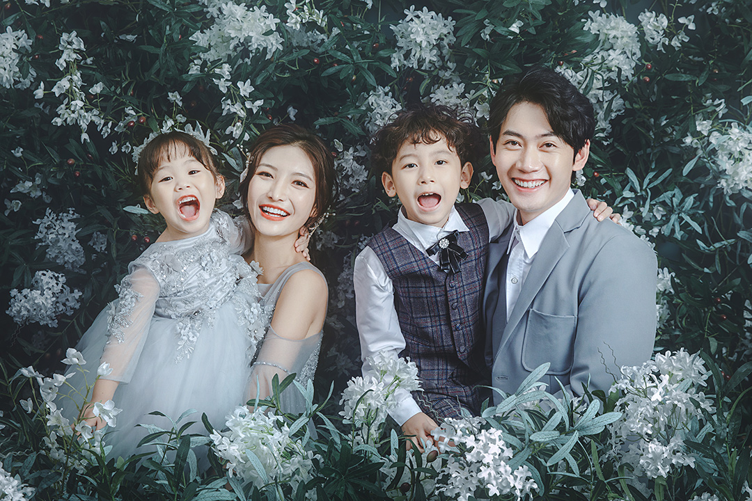 满目盛花开遍_成都儿童照照，儿童艺术照；亲子照；母子照；亲子全家福